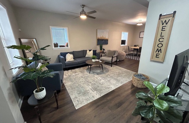 Spacious 4-bedroom house in Historic neighborhood, Pendleton Heights, WiFi