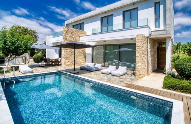 Spacious 4 Bedroom Villa With Swimming Pool and Gardens