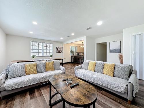 Spacious 4-BR Home, 7 miles to TIAA Bank Field