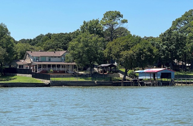 Spacious 4-BR lake front WiFi ,hot tub, EV charger on Eagle Mountain Lake Azle