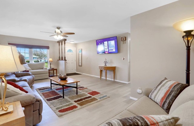 Spacious 4BR/3BA home that sleeps 10+ guests!