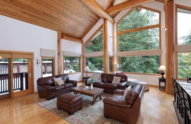 Spacious 4BR home w/hot tub & deck