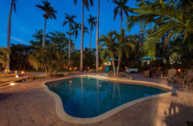Spacious 4BR, Pool, 8 miles to AMI