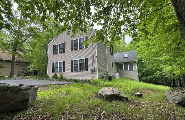 Spacious 5 BDRM Masthope Chalet with Private Movie Theater & AWESOME Game Room