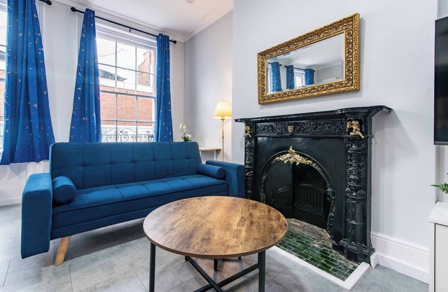Spacious 5-Bed Flat with Modern Amenities