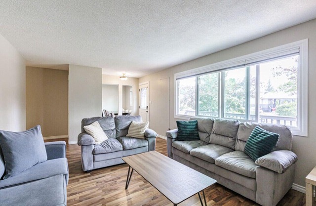 Spacious 5-Bed Home by Off-Leash Ravine