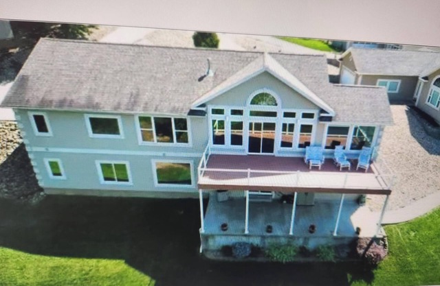 Spacious 5-bedroom house in wonderful Sunrise Beach with AC, lakefront, dock