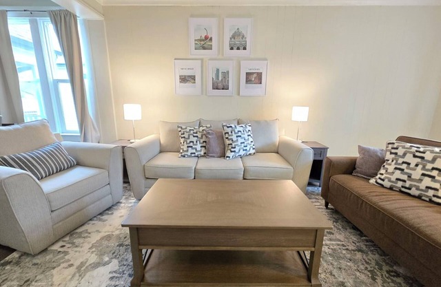 Spacious 5-bedroom house in delightful Saint Paul with WiFi, AC