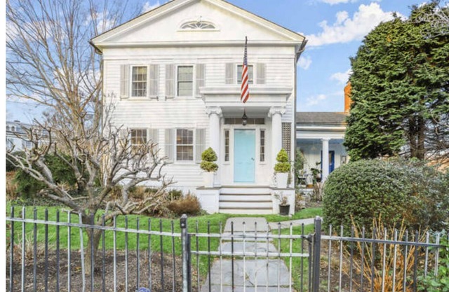 Spacious 5-bedroom, house in Southport with WiFi, AC, near train, harbor, town.