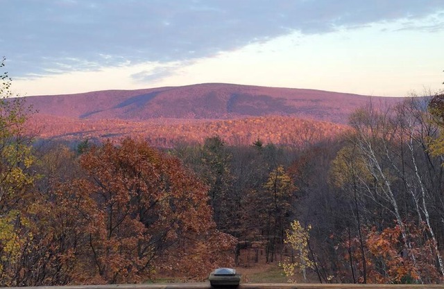 Spacious 5 bedroom home, private mountain setting