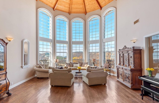 Spacious 5-bedroom house with ocean views - 20 min from Malibu Beach