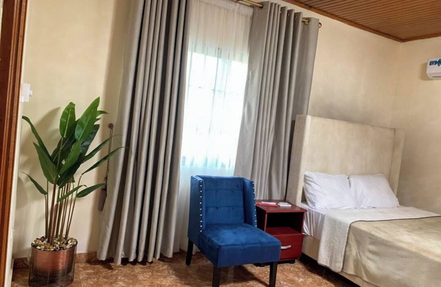 Spacious 5-bedroom house in awesome Accra with WiFi, AC