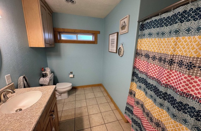Spacious 5-bedroom house in charming Cowley with AC and a view of the Pryor Mtns