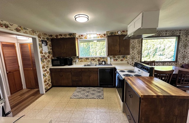 Spacious 5-bedroom house in charming Lynden with theater room and Wi-Fi