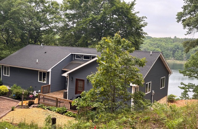 Spacious 5-bedroom house with AC & WiFi overlooking peaceful Morris Lake