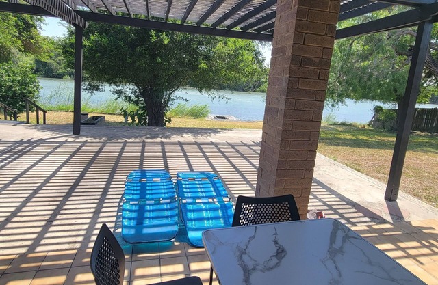 Spacious 5-bedroom Lake house with AC, WiFi in welcoming Brownsville