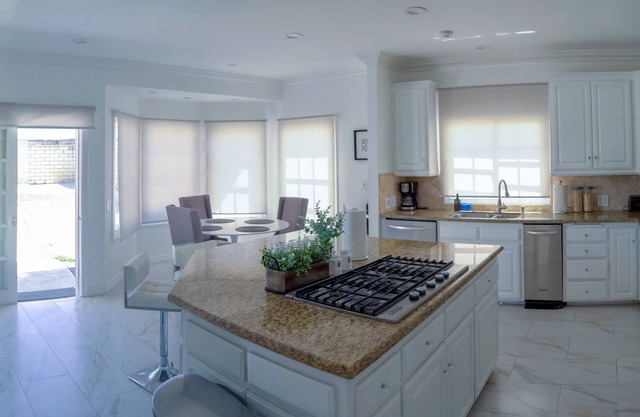 Spacious 5-bedroom house with WiFi and AC in lovely Los Angeles