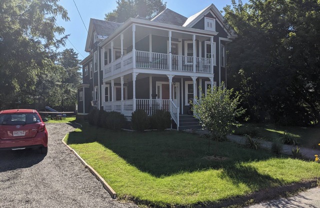 Spacious 5-bedroom House, Walking Distance to Williams