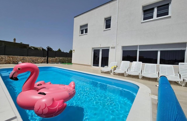 Spacious 5-bedroom villa with pool, WiFi, AC, parking