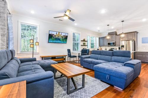 Spacious 5 BR Retreat - Pool - Near It All!