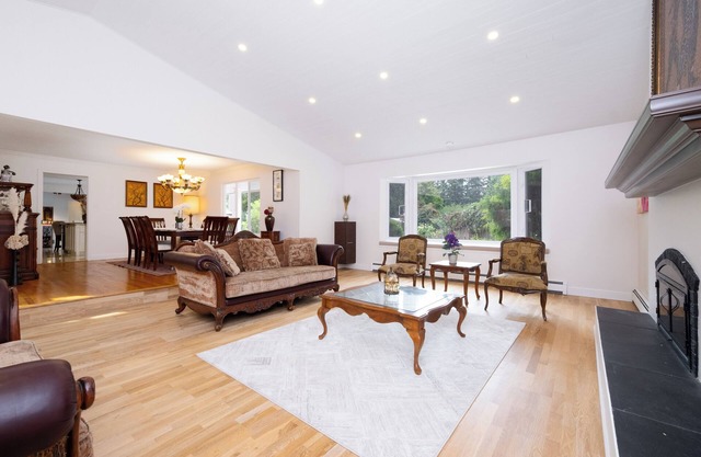 Spacious 5BR w/Pool & 5 Baths – Surrey Retreat