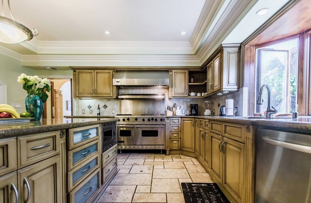 Spacious 6-bedroom villa LAVISH RESORT
