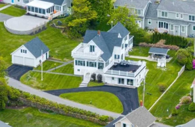 Spacious 6 BR ocean view retreat - stunning views!
