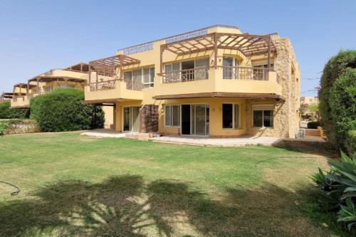 Spacious 6-BRs in El-Sokhna/Beach & pool access