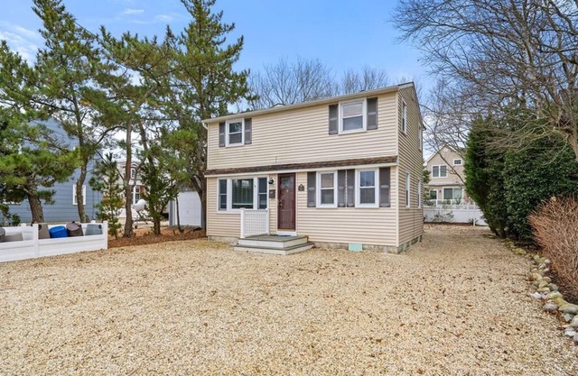 Spacious 7-bedroom house in charming Spray Beach with WiFi, AC. Oceanside