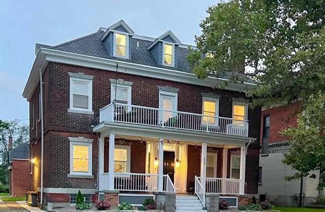 Spacious 7-bedroom modern house walk to Niagara Falls