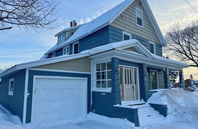 Spacious 7-bedroom house with WiFi, Garage, Sauna, and AC in amazing Calumet