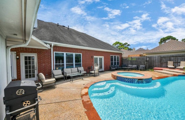Spacious 7BR Oasis w/Pool, Spa & Game Room