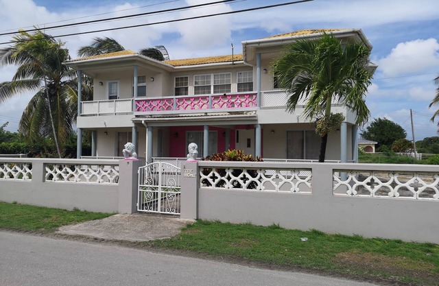 Spacious Air Conditioned 4 bed detached house near Miami Beach