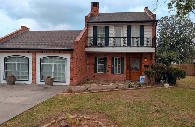 Spacious and bright 2-bedroom house in Freetown, Lafayette 1 mile from downtown.