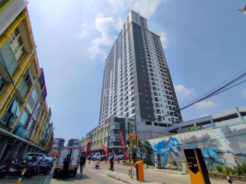 Spacious and Cozy 2BR Apartment Mekarwangi Square Cibaduyut By Travelio