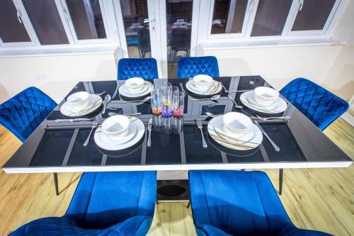 Spacious and Luxurious 5 Bedroom Town House for 9