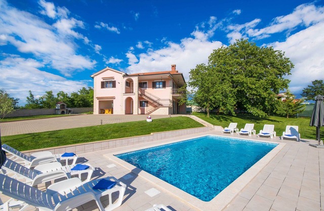 Spacious and private pool Villa, parking, wifi, fenced