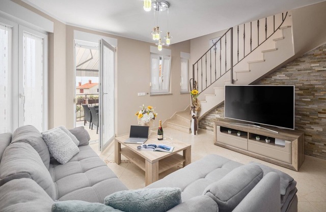 Spacious and well-equipped duplex apartment near Porec with great views.