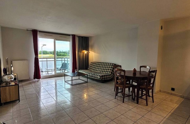 Spacious apartment. Overlooking the Seine, close to transport links.