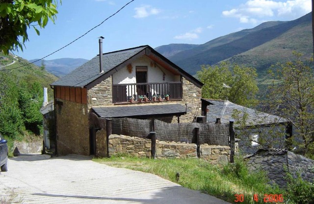Spacious Apartment in Odollo, Mountain View, 150 sqm, Fireplace