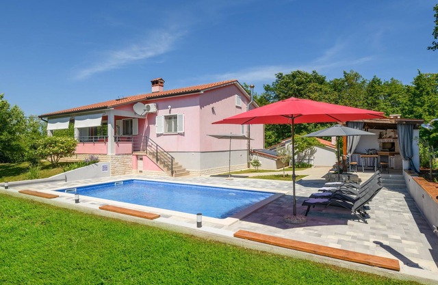 Spacious apartment with pool in the middle of the nature of Istria.
