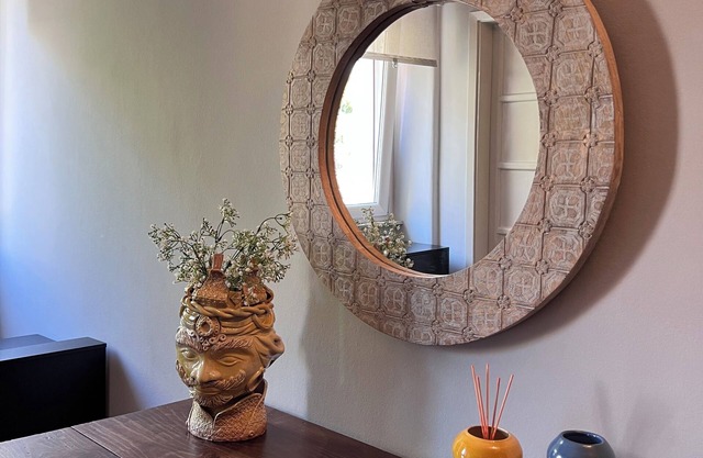 Spacious apartment within walking distance of downtown and adjacent to subway and bus. For groups