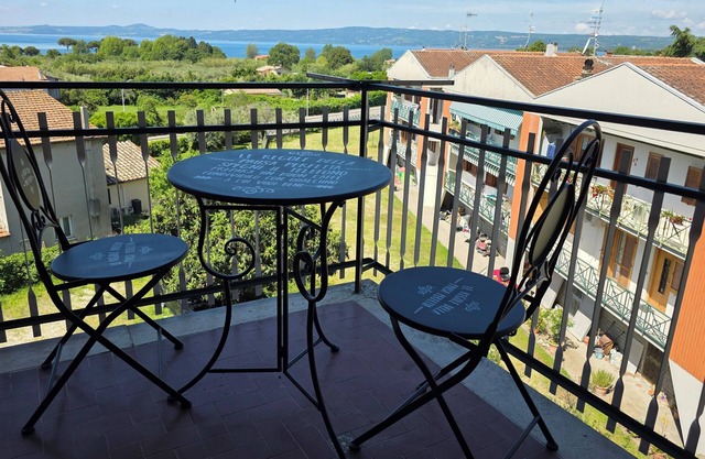 Spacious appartment with AC. Walking distance to castle and to Bolsena Lake.