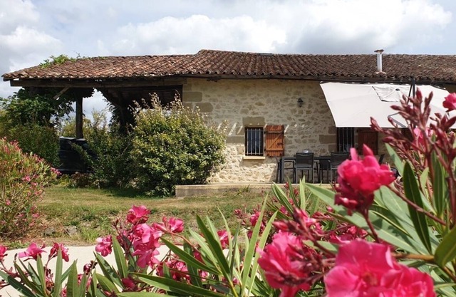 Spacious Bed and breakfast a lovely Barn in the pay de Lauzun south of Dordogne