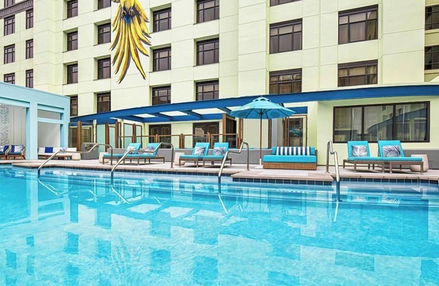 Spacious Beach-Themed Room w/Rooftop Bar & Pool