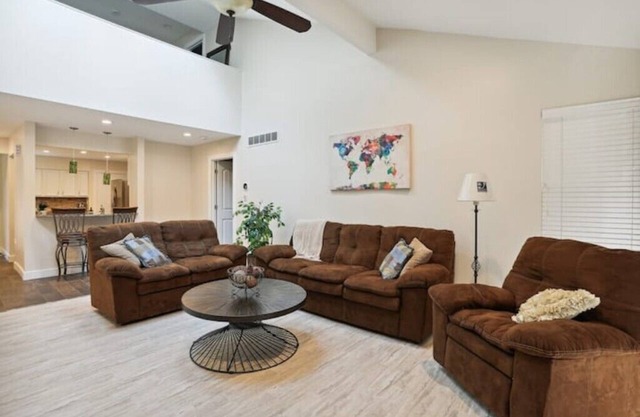 Spacious, beautiful 3 bedroom 3.5 bath! Great location! n