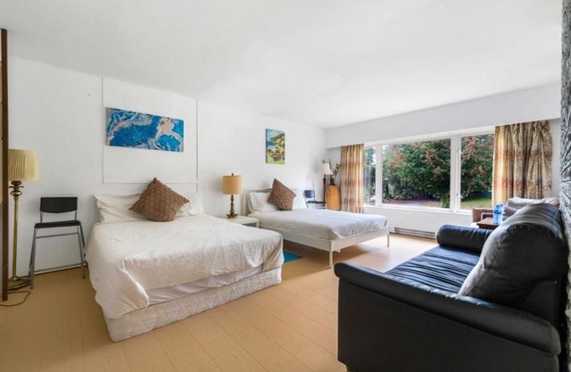 Spacious Bedroom House in Vancouver with Modern Amenities