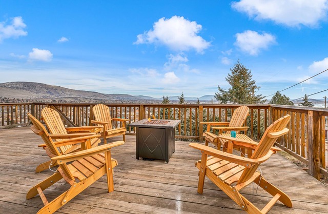 Spacious - Big Views - Hot Tub - 4 King Beds - Near Crater Lake - Dog Friendly