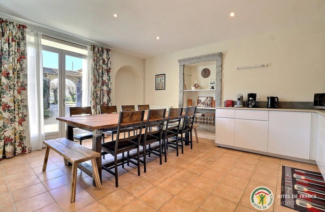 Spacious, bright gîte, ideal for large families or groups of friends.