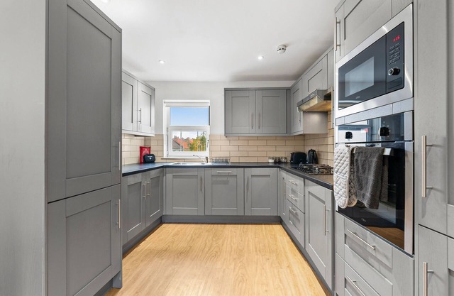 Spacious Bristol Apartment - Parking + WIFI